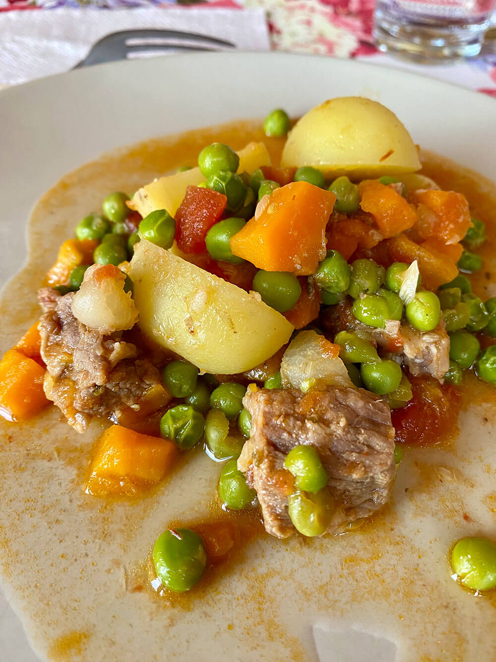 Ervilhas com Ovos Escalfados e Carne de Vaca
